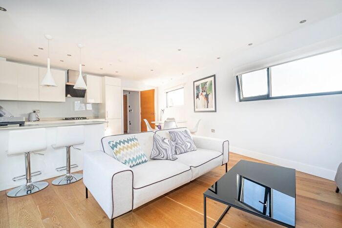 2 Bedroom Flat To Rent In Bridge End Close, Kingston Upon Thames, KT2