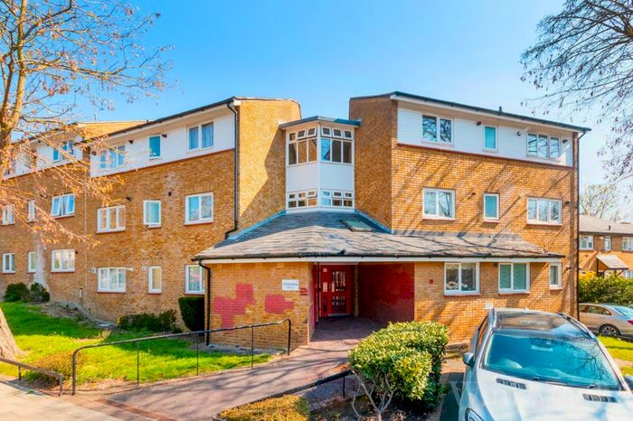 3 Bedroom Flat To Rent In Montem Road, London, SE23