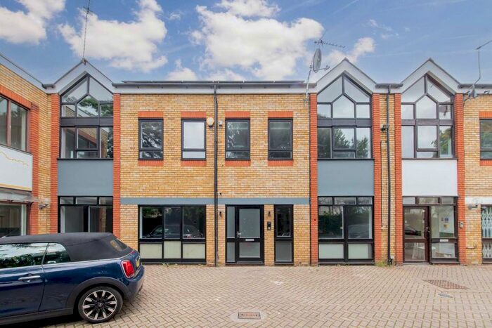 2 Bedroom Flat To Rent In Torriano Mews, London, NW5