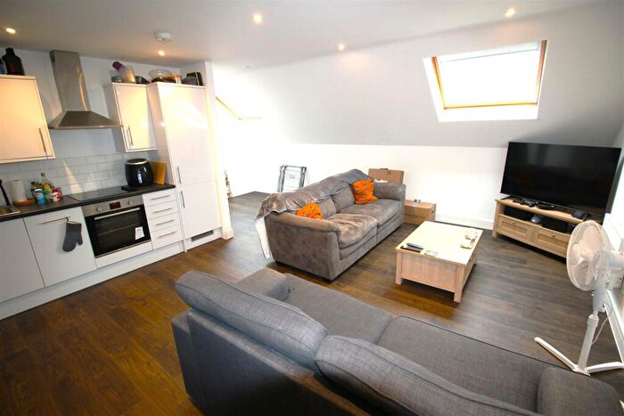 2 Bedroom Flat To Rent In Carisbrooke Road, Gosport, Hants, PO13