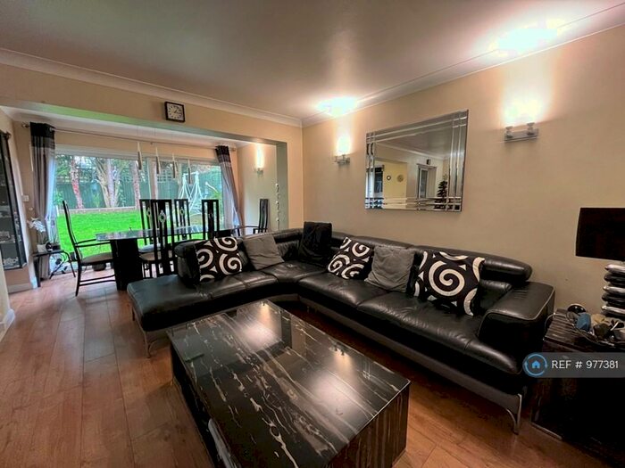 3 Bedroom Detached House To Rent In Princes Avenue, Carshalton, SM5