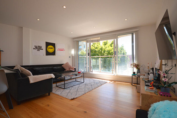 2 Bedroom Flat To Rent In Gateway House, Whitechapel, E1