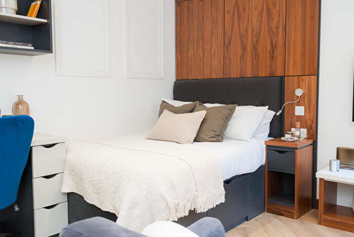 Apartment To Rent In Apt, Live Oasis Piccadilly #, M1