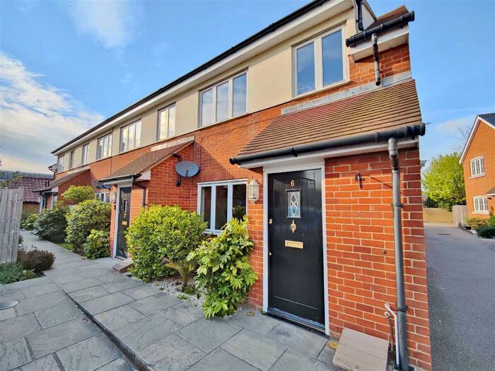 3 Bedroom End Of Terrace House To Rent In Station View, Rochford, Essex, SS4