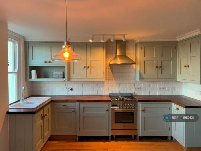 3 Bedroom Flat To Rent In Riviera Flats, Broadstairs, CT10