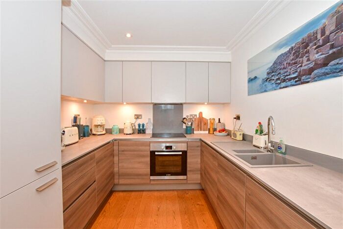 2 Bedroom Maisonette For Sale In London Road, Tunbridge Wells, Kent, TN1