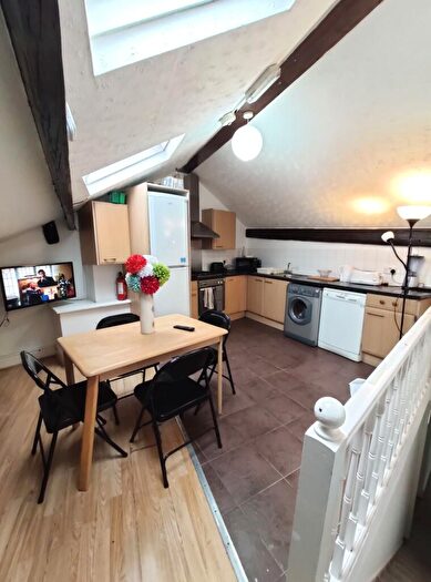 6 Bedroom Flat To Rent In Wilmslow Road, Manchester, M14