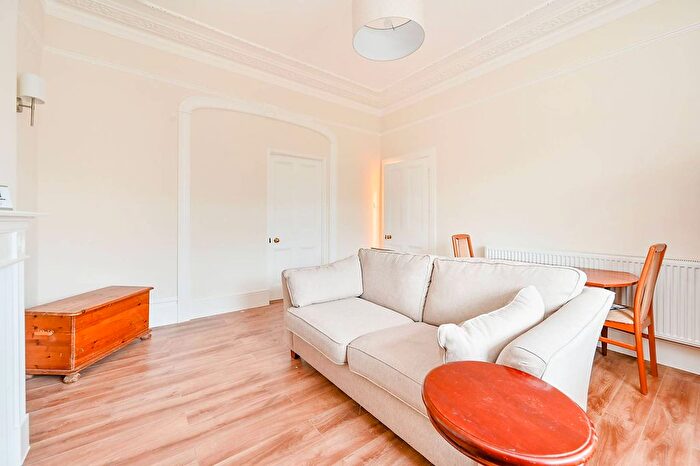 1 Bedroom Flat To Rent In Linden Gardens, Chiswick, London, W4