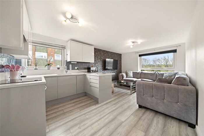 3 Bedroom Flat To Rent In Galsworthy Road, Kingston Upon Thames, KT2