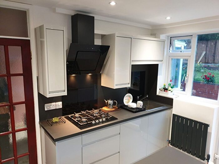 2 Bedroom Flat To Rent In London, NW7