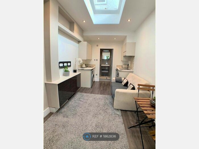 Studio To Rent In The Ridgeway, London, N14