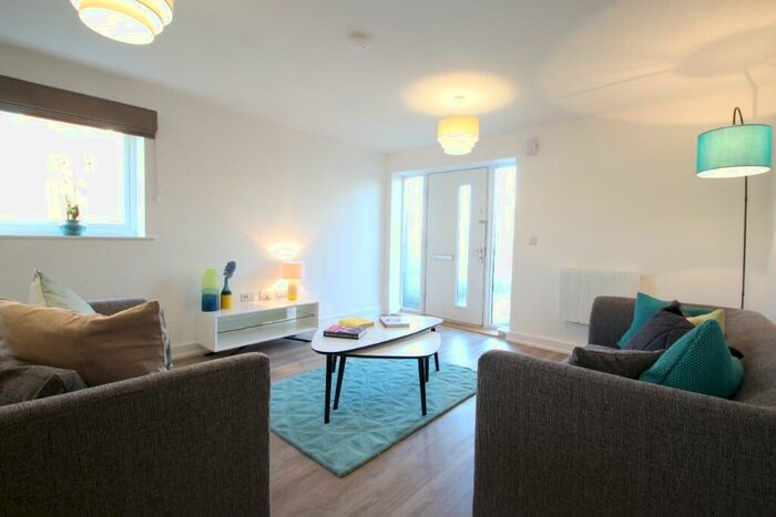 2 Bedroom Maisonette To Rent In Turnpike Lane, RH12