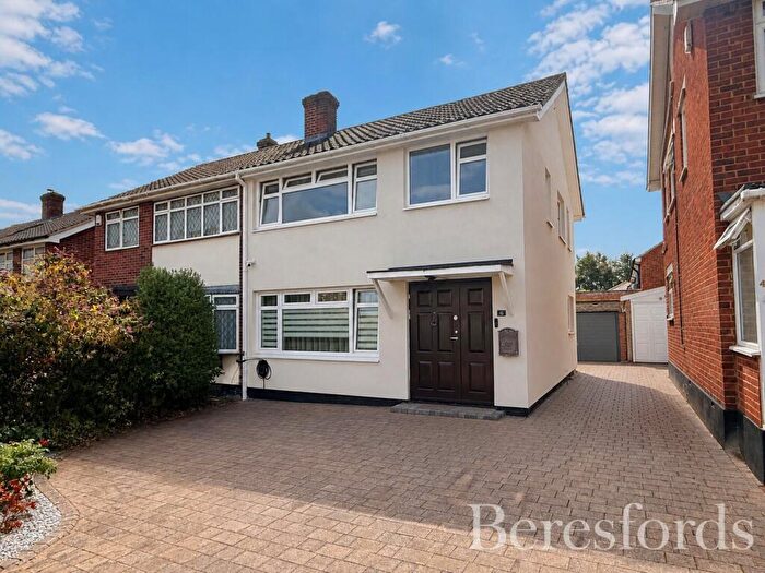 3 Bedroom Semi-Detached House For Sale In Hedingham Road, Hornchurch, RM11