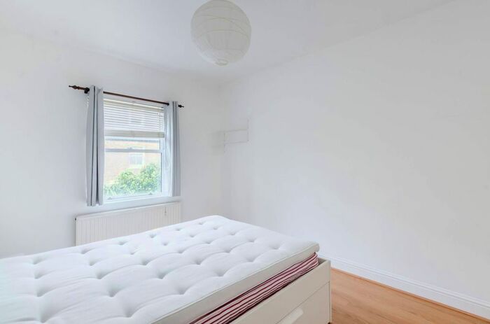 1 Bedroom Flat To Rent In Battersea Park Road, Battersea, London, SW11