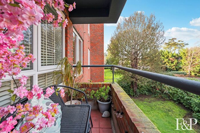 2 Bedroom Flat For Sale In Osborne Road, Windsor, SL4