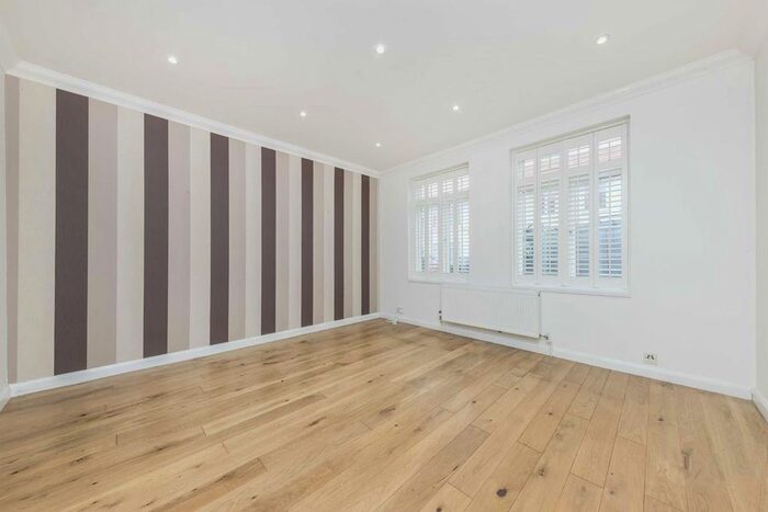 3 Bedroom Flat To Rent In Meade Close, London, W4