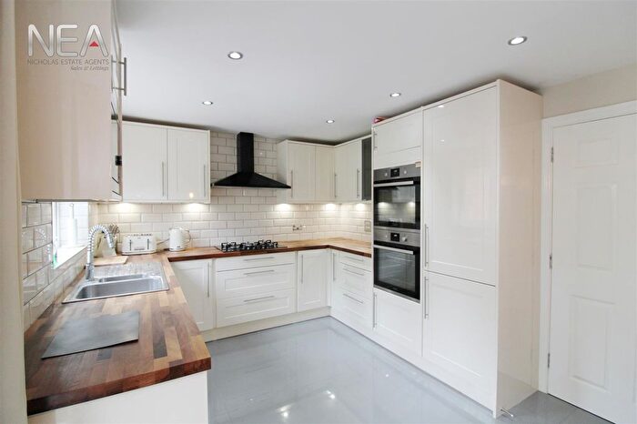 3 Bedroom Town House To Rent In Henley Road, Caversham, Reading, RG4