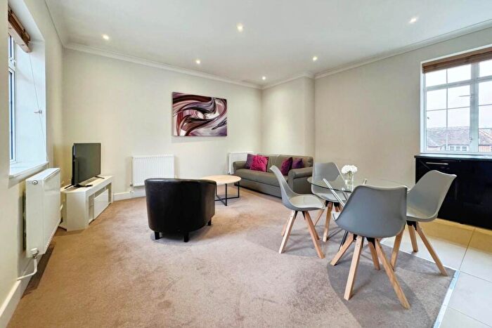 2 Bedroom Apartment To Rent In Broad Street, Wokingham, RG40