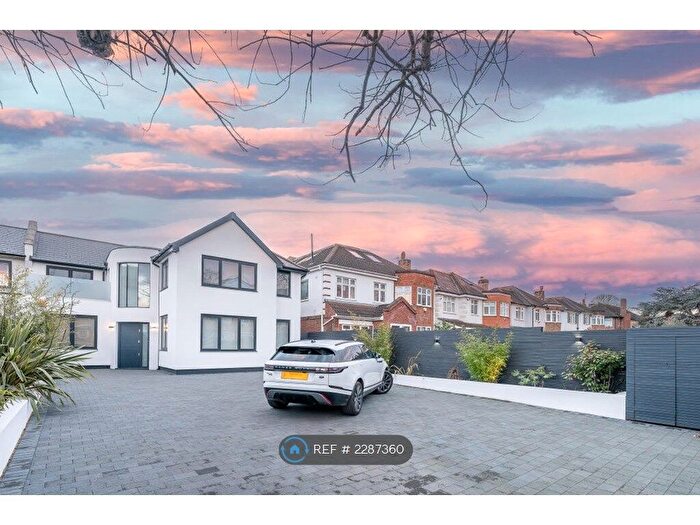 6 Bedroom Semi-Detached House To Rent In Kings Avenue, London, SW12