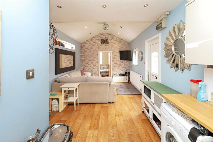 1 Bedroom Maisonette For Sale In New Windsor Street, Uxbridge, UB8