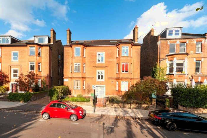3 Bedroom Flat To Rent In Savernake Road London, NW3