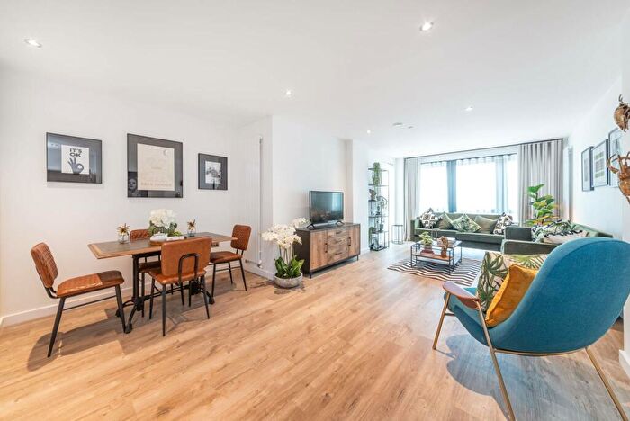 2 Bedroom Flat To Rent In Centric Close, Camden, London, NW1