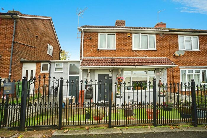 3 Bedroom Semi-detached House For Sale In Poplar Green, Dudley, DY1
