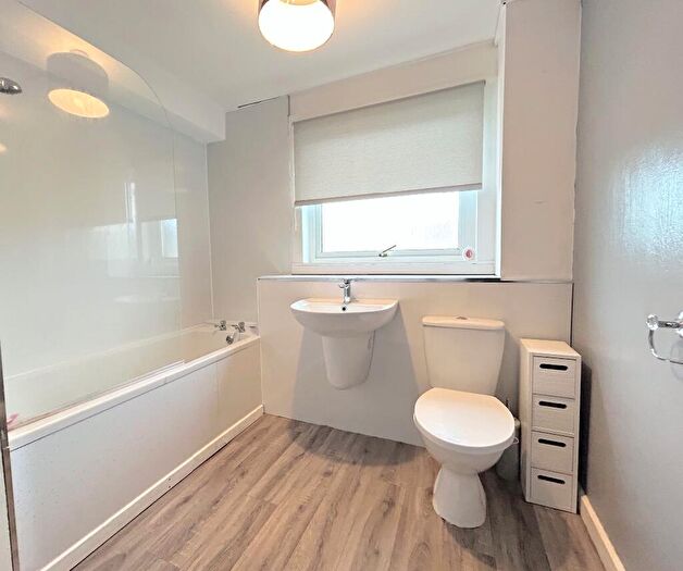 2 Bedroom Flat For Sale In Tiree Place, Hallglen, Falkirk, FK1