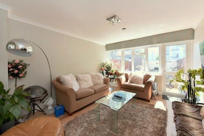 3 Bedroom Property To Rent In Philpot Square, Fulham, SW6