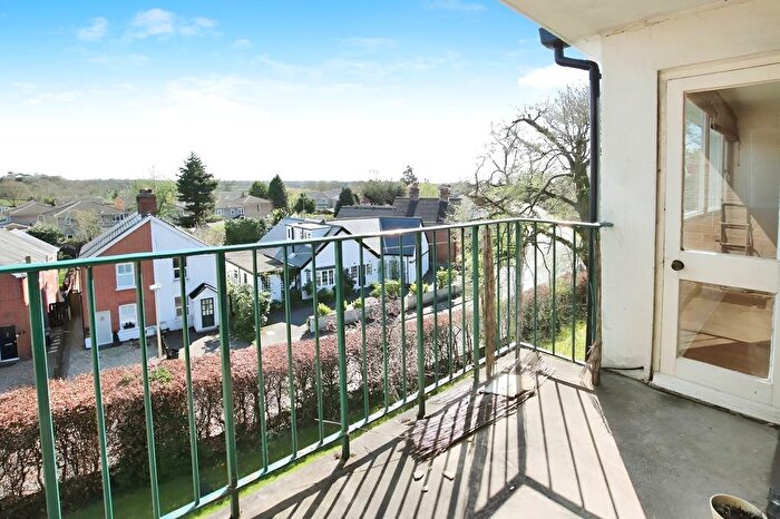 2 Bedroom Flat For Sale In Burford Court, Wokingham, RG40