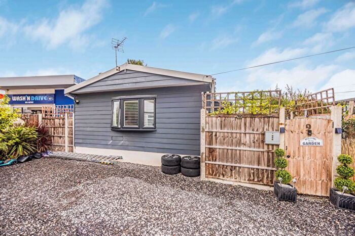 2 Bedroom Mobile/park Home For Sale In Nutbourne Park, Chichester, PO18