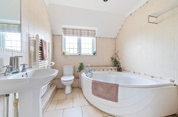 4 Bedroom Detached House For Sale In Hanningtons Way, Burghfield Common, Reading, Berkshire, RG7