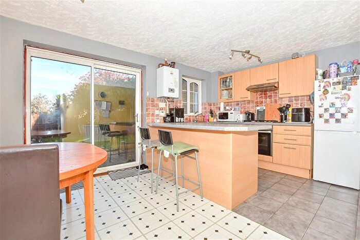 3 Bedroom Link Detached House For Sale In Finglesham Court, Maidstone, Kent, ME15