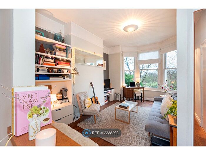 2 Bedroom Flat To Rent In Underhill Road, Southwark, London, SE22