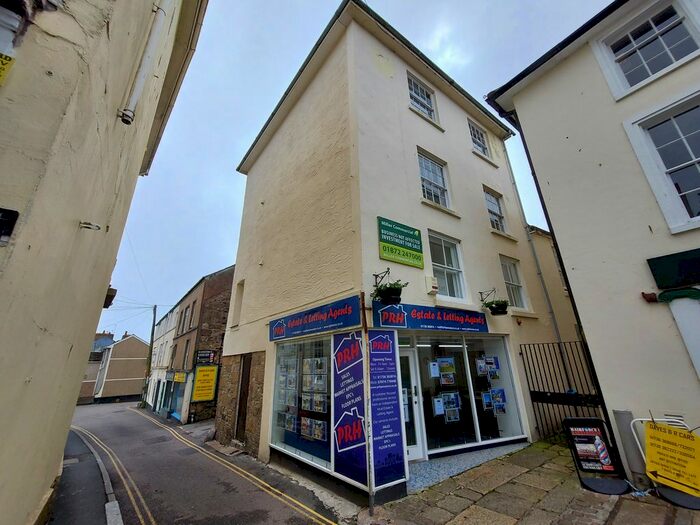 2 Bedroom Flat To Rent In The Greenmarket, Penzance, Cornwall, TR18