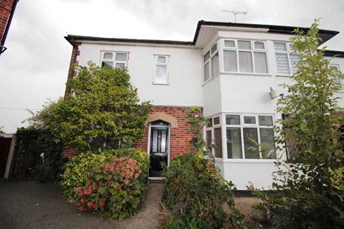 2 Bedroom Ground Maisonette For Sale In High Street, Hornchurch, Essex, RM12