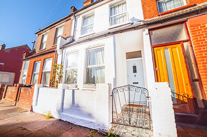 2 Bedroom Detached House For Sale In Rosebery Avenue, London, N17