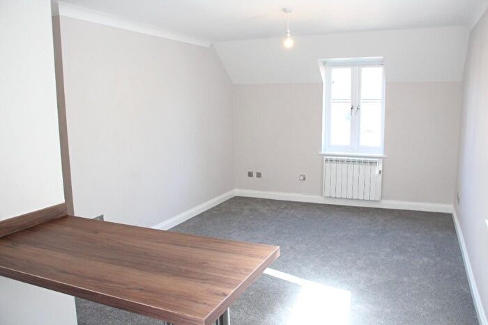 2 Bedroom Flat For Sale In Cherry Grove, Hungerford, Berkshire, RG17