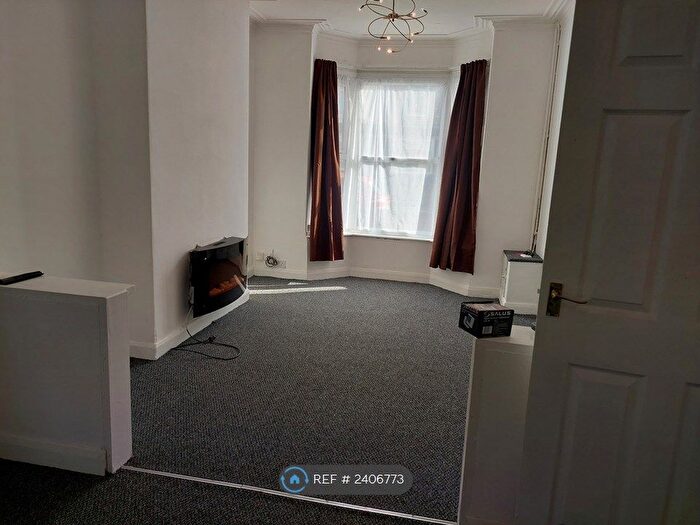 3 Bedroom Semi-Detached House To Rent In Welholme Road, Grimsby, DN32