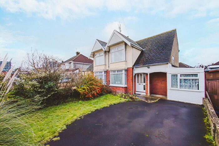 3 Bedroom Semi-Detached House For Sale In Cricklade Road, Swindon, SN2