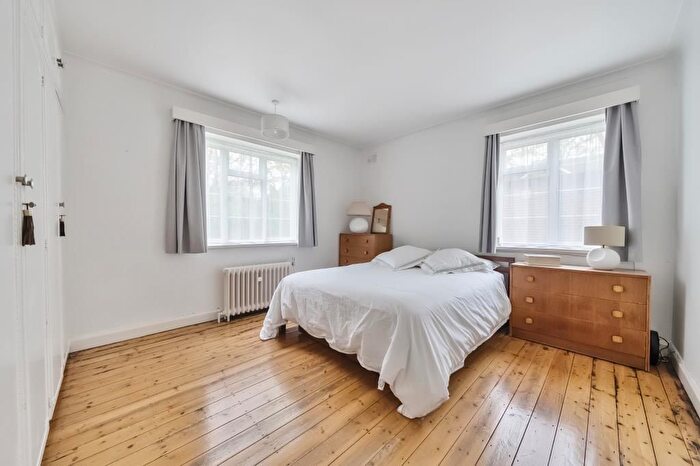 2 Bedroom Flat To Rent In Sheen Court, Richmond, TW10