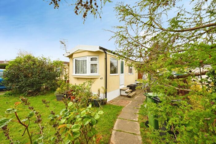2 Bedroom Mobile Home For Sale In Roof Of The World Mobile Home Park, Boxhill Road, Tadworth, Surrey, KT20