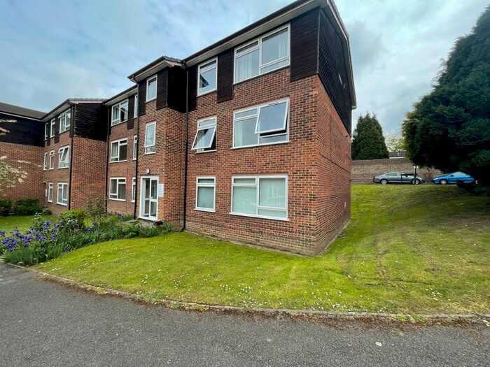 2 Bedroom Flat To Rent In Greenacre Court, Englefield Green, Egham, TW20