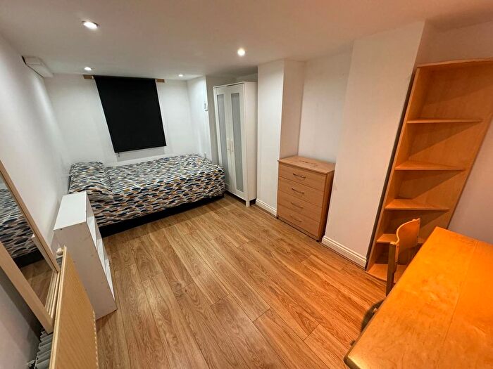 5 Bedroom Detached House To Rent In Burchett Grove, Leeds, LS6