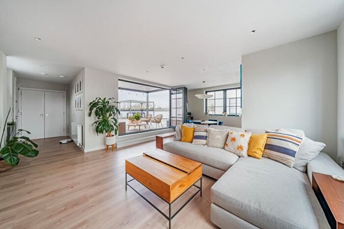 3 Bedroom Flat To Rent In Raeburn Avenue, Berrylands, Surbiton, KT5