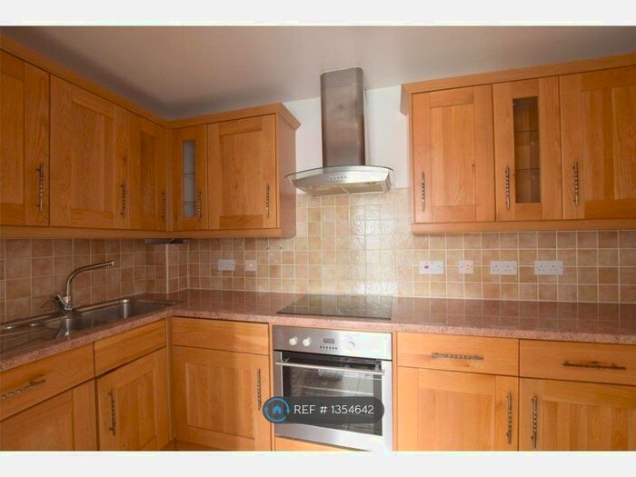2 Bedroom Flat To Rent In Centreview Court, Romford, RM1