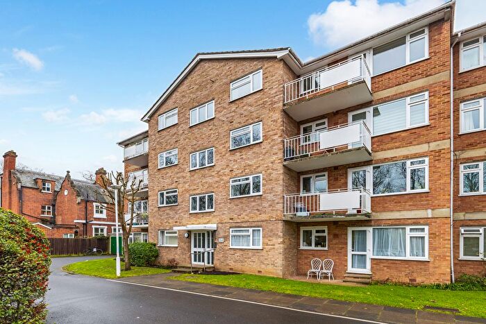 1 Bedroom Flat For Sale In Elton Close, Hampton Wick, Kingston Upon Thames, KT1