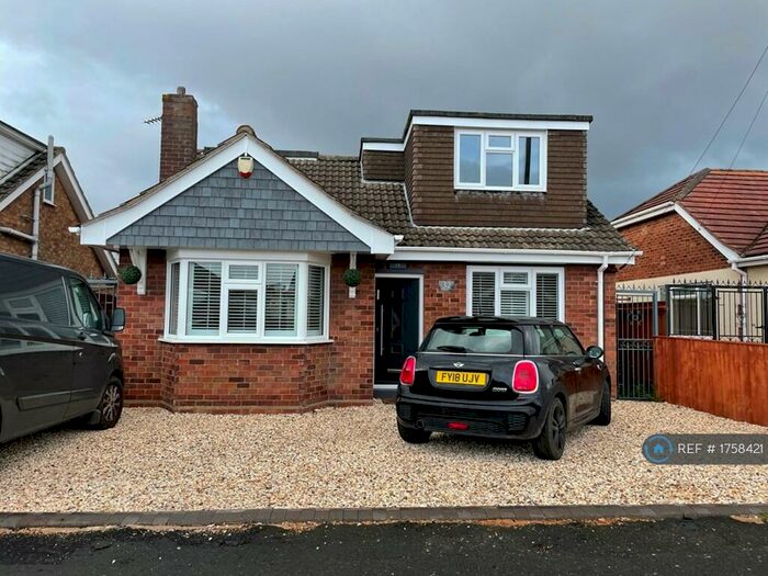 3 Bedroom Bungalow To Rent In Derwent Drive, Humberston, Grimsby, DN36