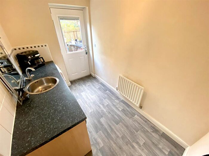 3 Bedroom Town House For Sale In Dale View, Longwood, Huddersfield, HD3