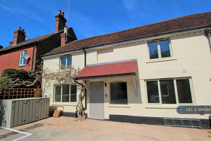 2 Bedroom Flat To Rent In Wey Hill, Haslemere, GU27
